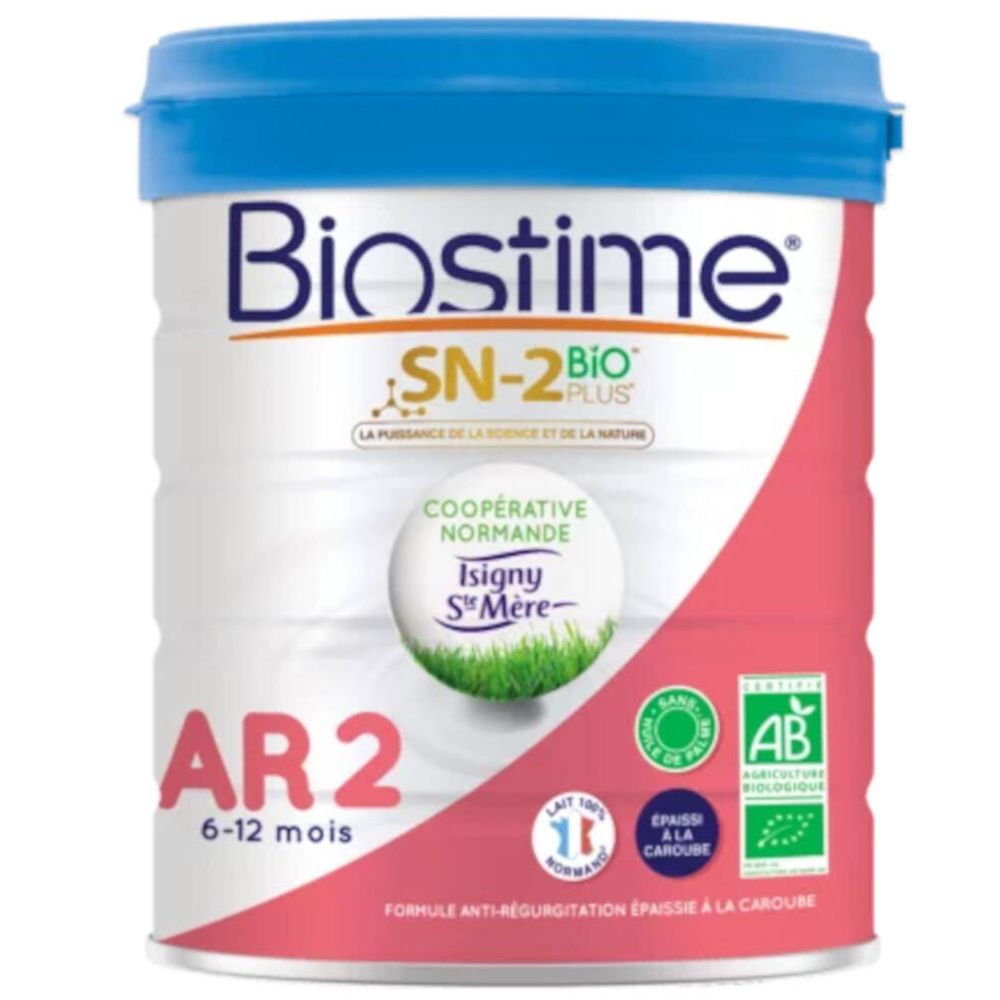 Blik Biostime AR 2, 6-12 maanden. Blauw deksel, roze en wit ontwerp. Opschriften: SN-2 BIO PLUS, AR 2, Coopérative Normandie.