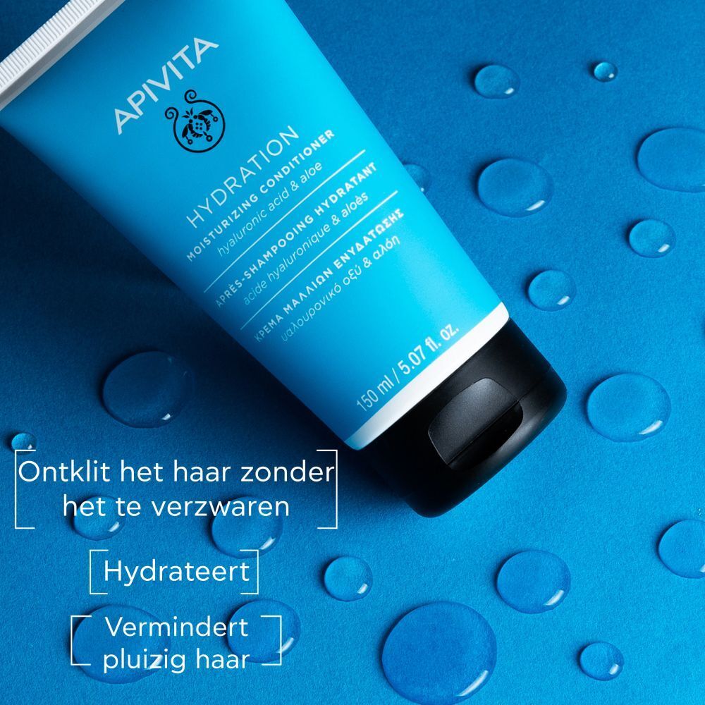 Blauwe tube. Tekst: Ontwart, hydrateert, vermindert pluizig haar. Waterdruppels.