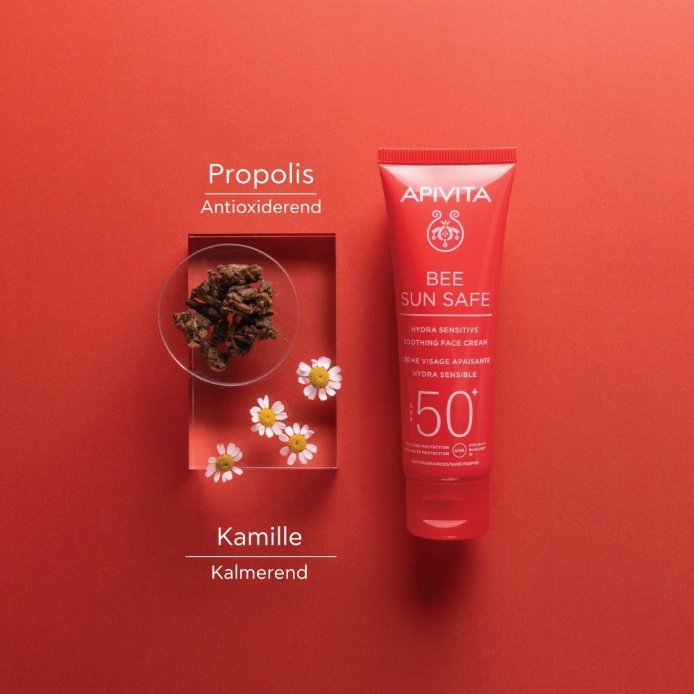 Tube APIVITA BEE SUN SAFE naast kamille en propolis. Tekst: 50+.