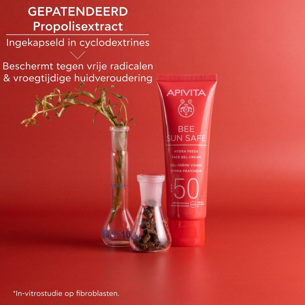 Tube APIVITA BEE SUN SAFE naast reageerbuis. Tekst: 50+.