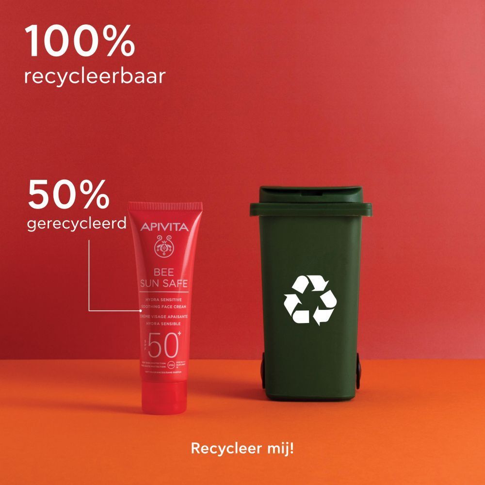 Tube APIVITA BEE SUN SAFE naast vuilnisbak. Tekst: 50% en 100% recyclebaar.
