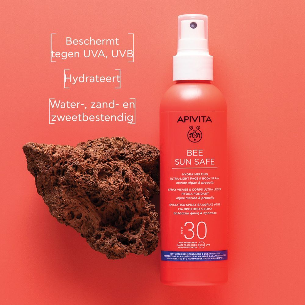 Flesje naast een rots. Tekst: Beschermt tegen UVA, UVB, hydrateert, water-, zand- en zweetbestendig.