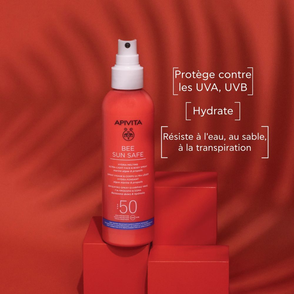 Flacon spray rouge avec tête blanche. Inscription: APIVITA BEE SUN SAFE, SPF 50. Pour visage et corps.