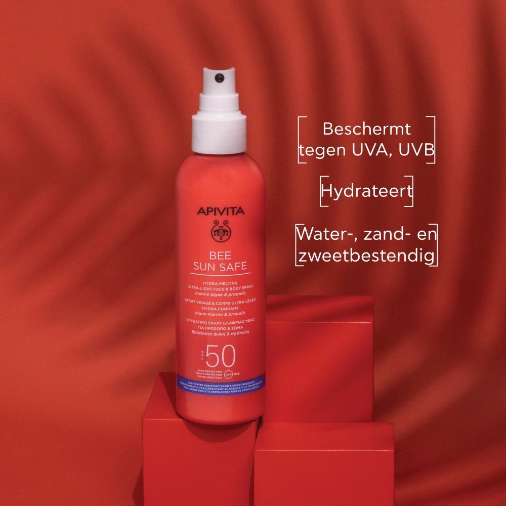Rode sprayfles met witte sproeikop. Opschrift: APIVITA BEE SUN SAFE, SPF 50. Voor gezicht & lichaam.