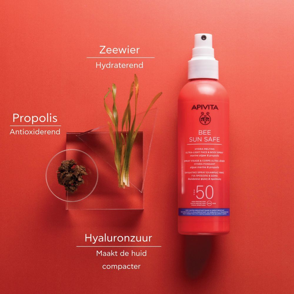 Rode sprayfles met witte sproeikop. Opschrift: APIVITA BEE SUN SAFE, SPF 50. Voor gezicht & lichaam.