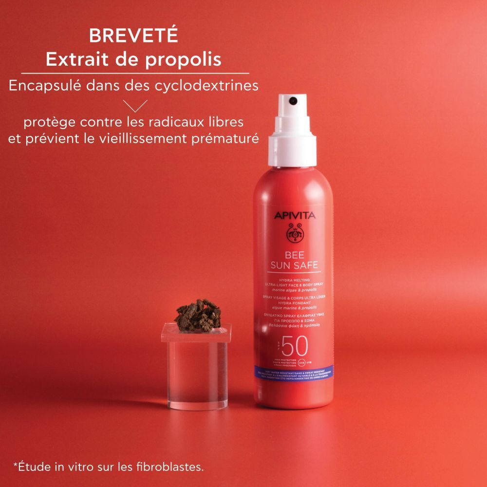 Flacon spray rouge avec tête blanche. Inscription: APIVITA BEE SUN SAFE, SPF 50. Pour visage et corps.