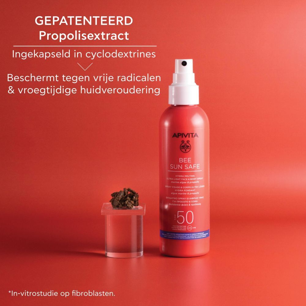 Rode sprayfles met witte sproeikop. Opschrift: APIVITA BEE SUN SAFE, SPF 50. Voor gezicht & lichaam.