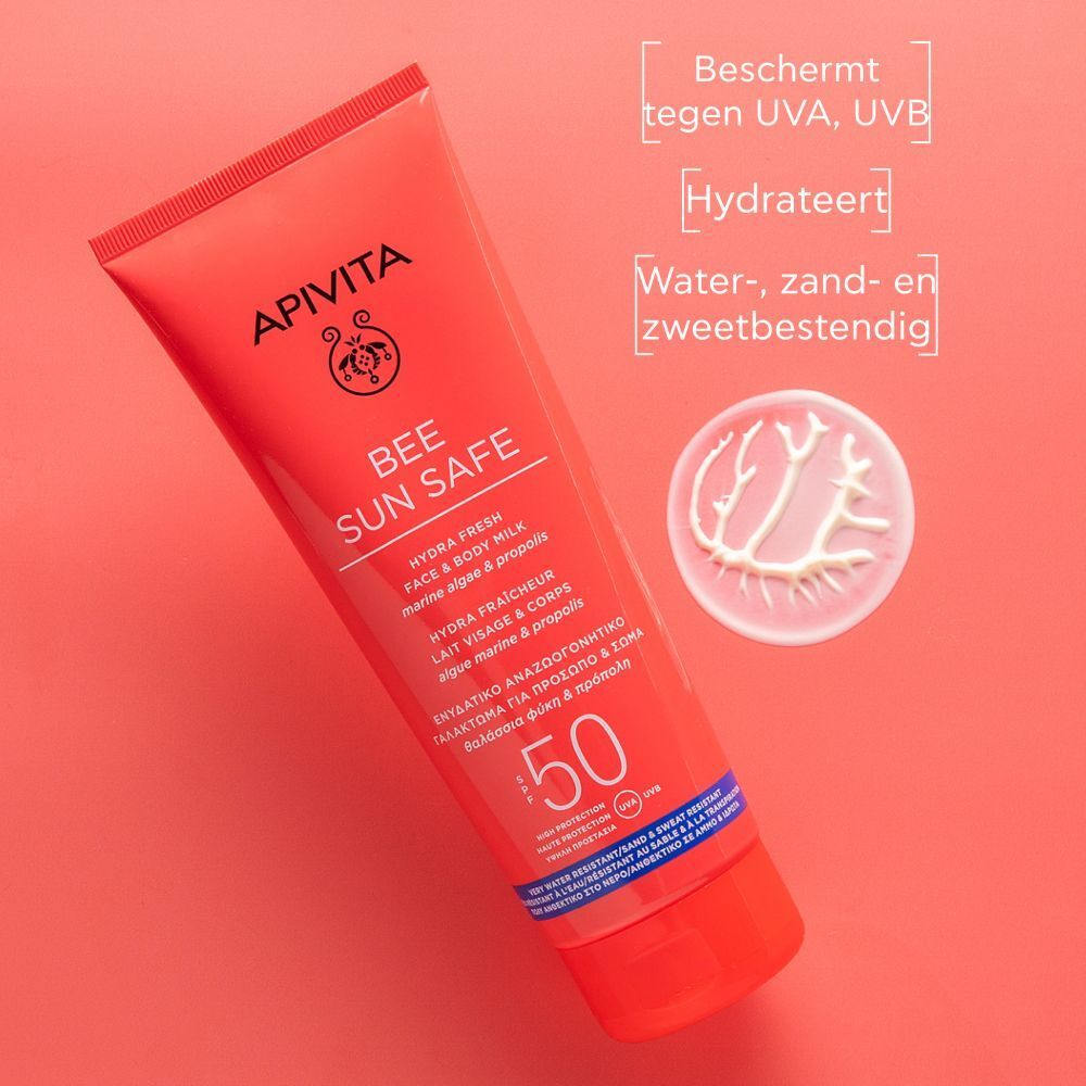 Rode tube zonnecrème. Tekst: APIVITA Bee Sun Safe SPF 50. UVA/UVB-bescherming, hydrateert, water- en zweetbestendig.