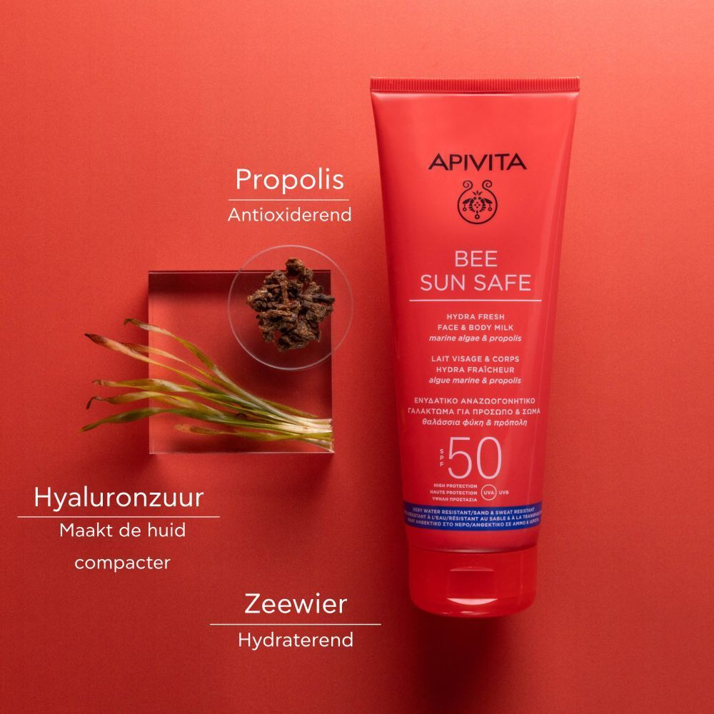 Rode tube zonnecrème. Tekst: APIVITA Bee Sun Safe SPF 50. Ingrediënten: Propolis, hyaluronzuur, zeewier.