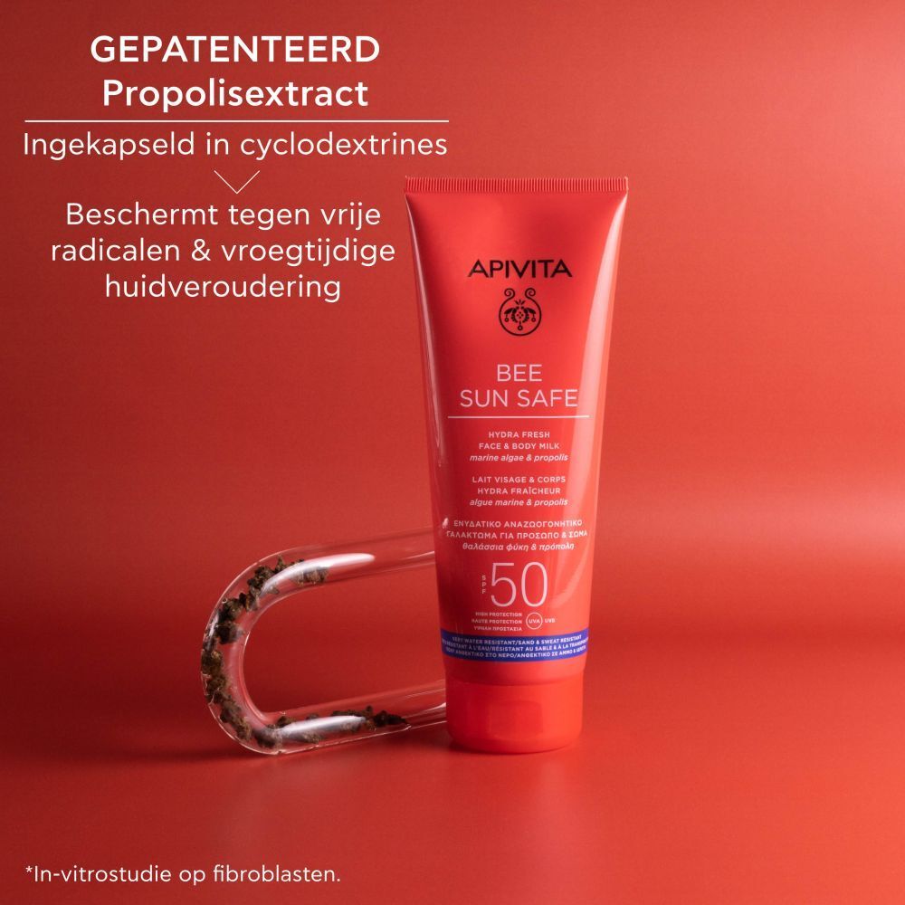 Rode tube zonnecrème. Tekst: APIVITA Bee Sun Safe SPF 50. Propolisextract, beschermt tegen vrije radicalen.
