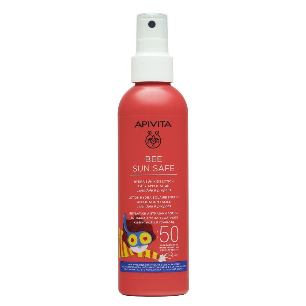 Rode fles met witte spraykop. Opschrift: APIVITA, BEE SUN SAFE, SPF 50. Kinderillustratie.