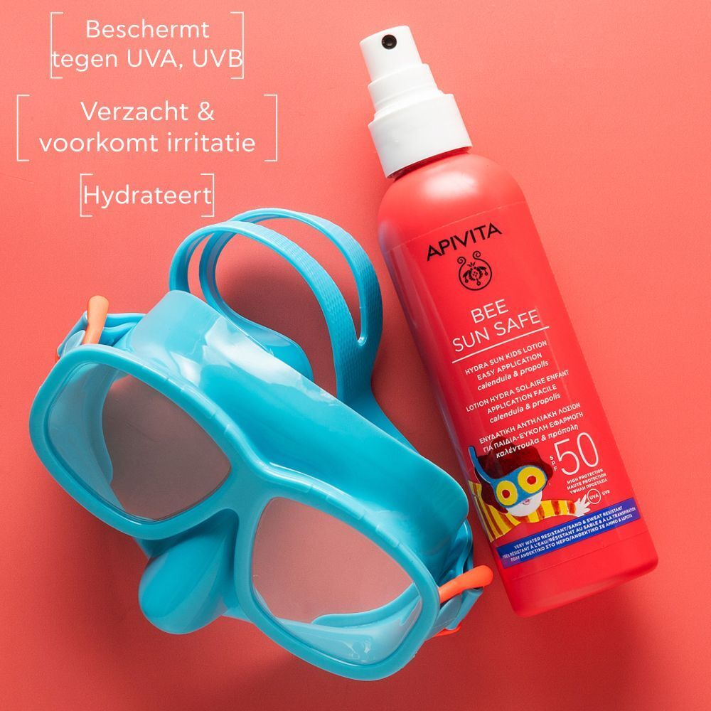 Zonnelotion en duikbril op rode achtergrond. Tekst: Beschermt tegen UVA, UVB, verzacht en voorkomt irritatie.