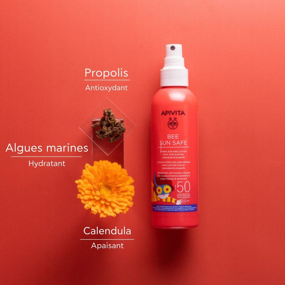 Lotion solaire, algues marines, calendula et propolis sur fond rouge. Texte: Antioxydant, hydratant, apaisant.