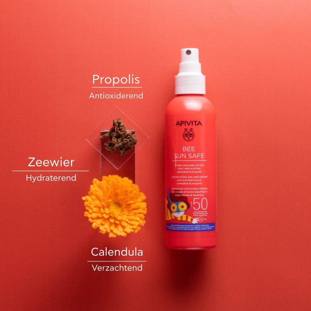 Zonnelotion, zeewier, goudsbloem en propolis op rode achtergrond. Tekst: Antioxidant, hydraterend, verzachtend.
