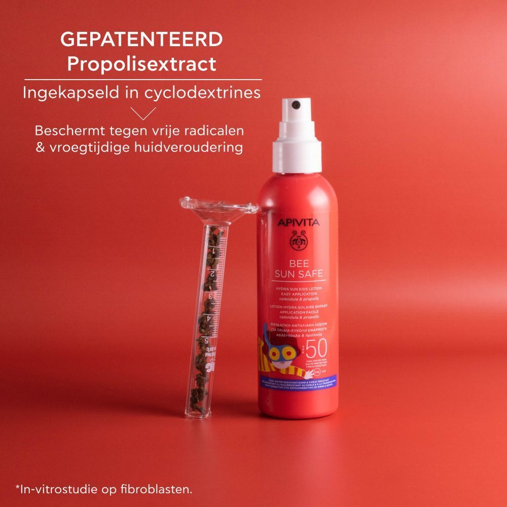 Zonnelotion en houder met propolisextract op rode achtergrond. Tekst: Gepatenteerd propolisextract.