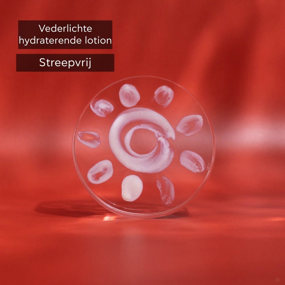 Zonnelotion op glazen plaat op rode achtergrond. Tekst: Lichte, hydraterende lotion, geen witte strepen.