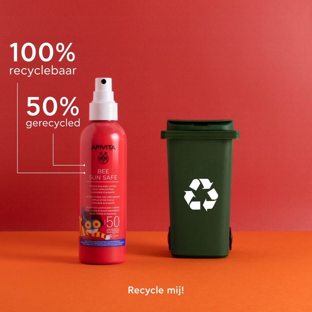 Zonnelotion en vuilnisbak op oranje achtergrond. Tekst: 100% recyclebaar, 50% gerecycled. Recycleer!
