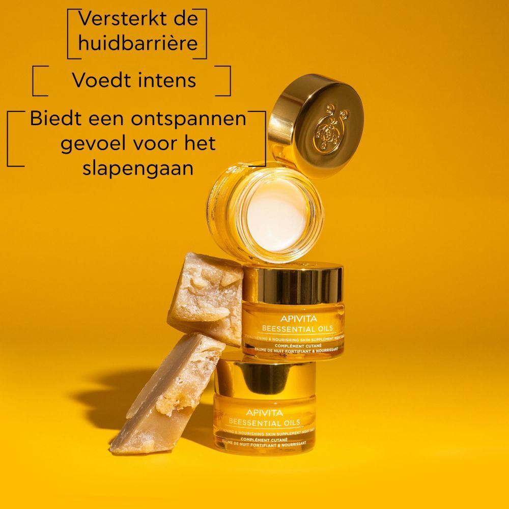 Productopstelling met potjes, was en tekst. Opschrift: APIVITA BEESSENTIAL OILS. Tekst: Versterkt de huidbarrière.