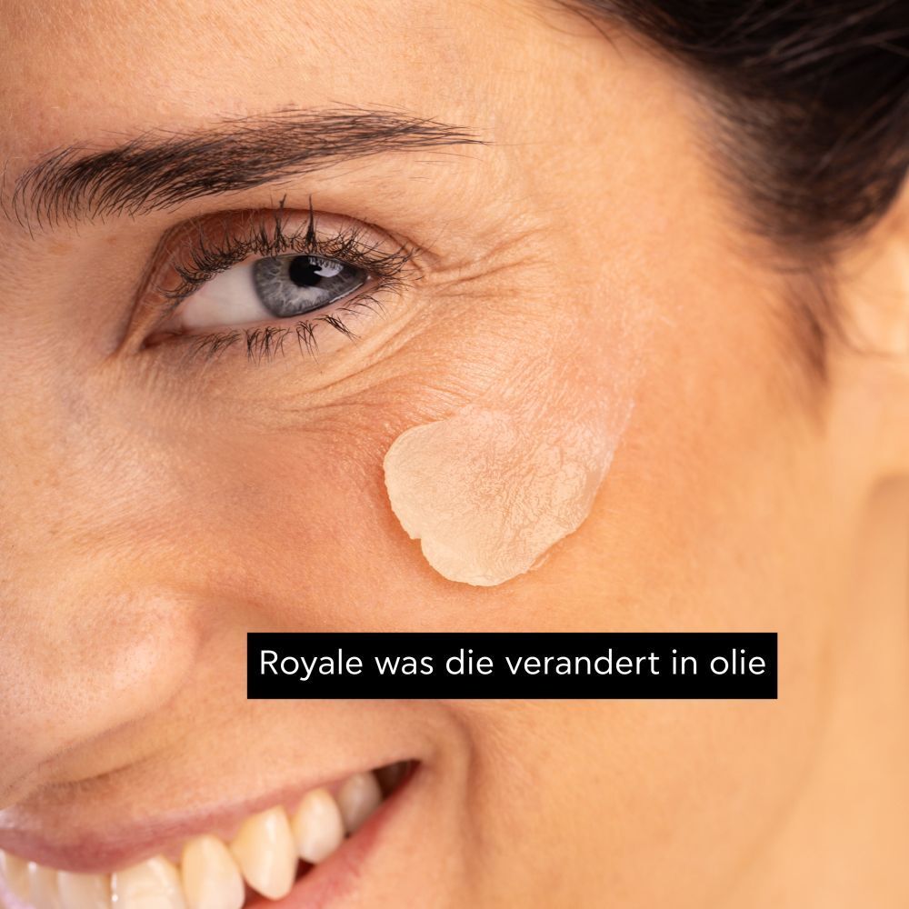 Close-up van een gezicht met aangebrachte crème. Tekst: Royale was die verandert in olie.