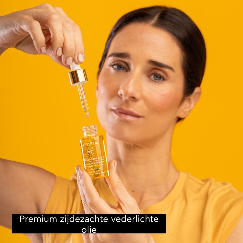 Productfles met gouden dop en pipet. Gele achtergrond.