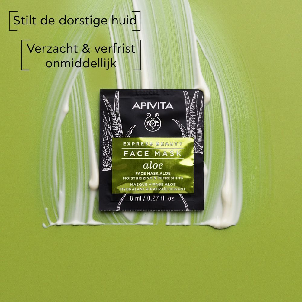Individueel zakje van het APIVITA Express Beauty Aloe gezichtsmasker. Groen-zwart ontwerp, product op groene achtergrond.