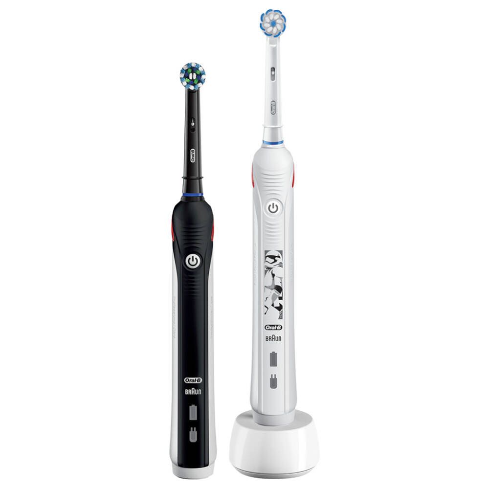 Twee elektrische tandenborstels, een zwarte, een witte, met oplaadstation. Oral-B en Star Wars logo's zichtbaar.