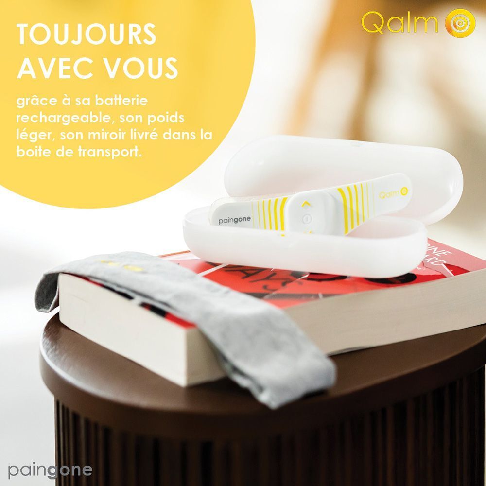 Femme avec appareil pour migraines sur le front. Texte : Qalm, Paingone.