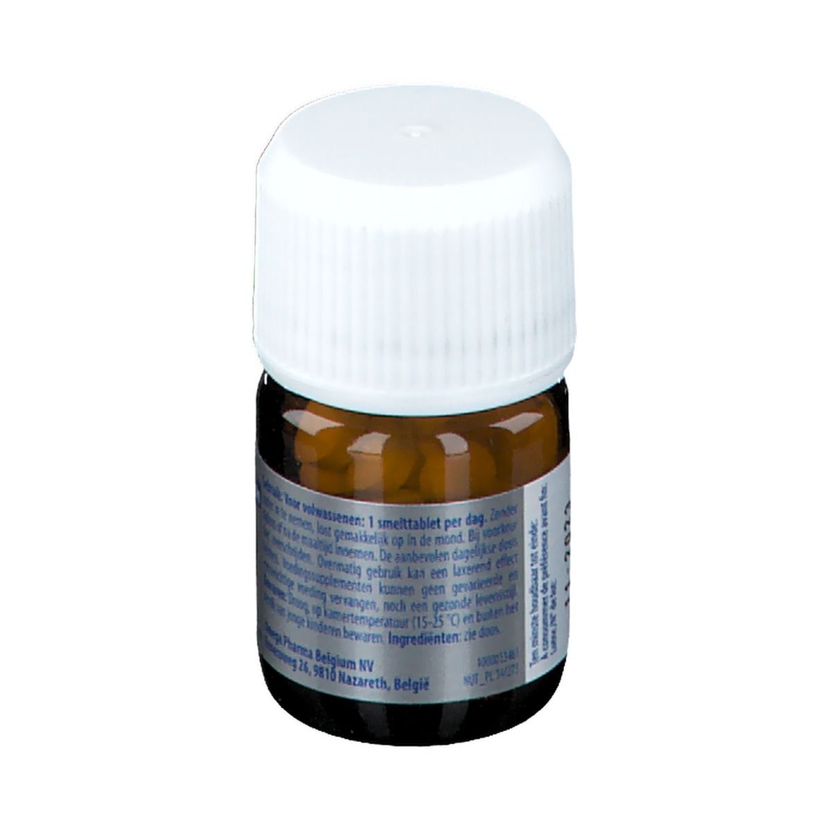 Bruine glazen fles met witte dop. Bevat tabletten. Etiket met informatie. Opschrift: Davitamon Vit. D Forte.