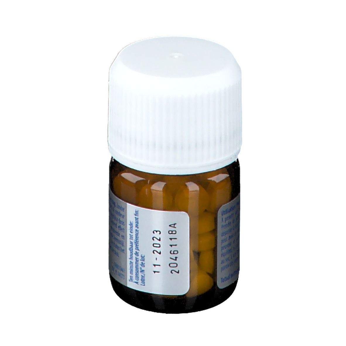 Bruine glazen fles met witte dop. Bevat tabletten. Etiket met vervaldatum: 11-2023. Chargenummer: 2046118A.
