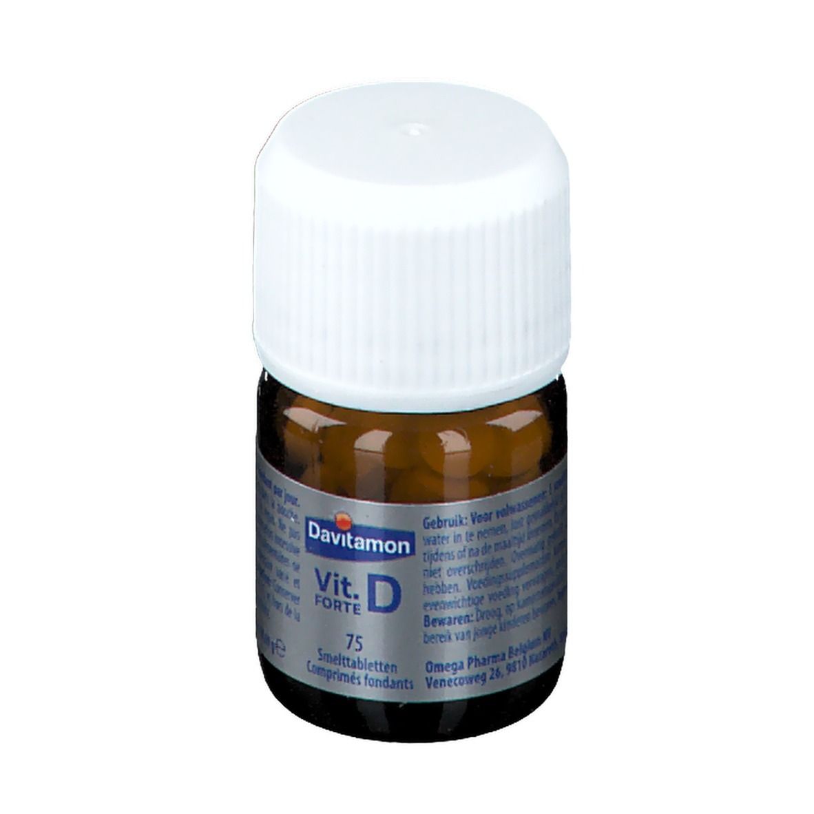 Bruine glazen fles met witte dop. Bevat tabletten. Opschrift: Davitamon Vit. D Forte. 75 Smelttabletten. Met etiket.
