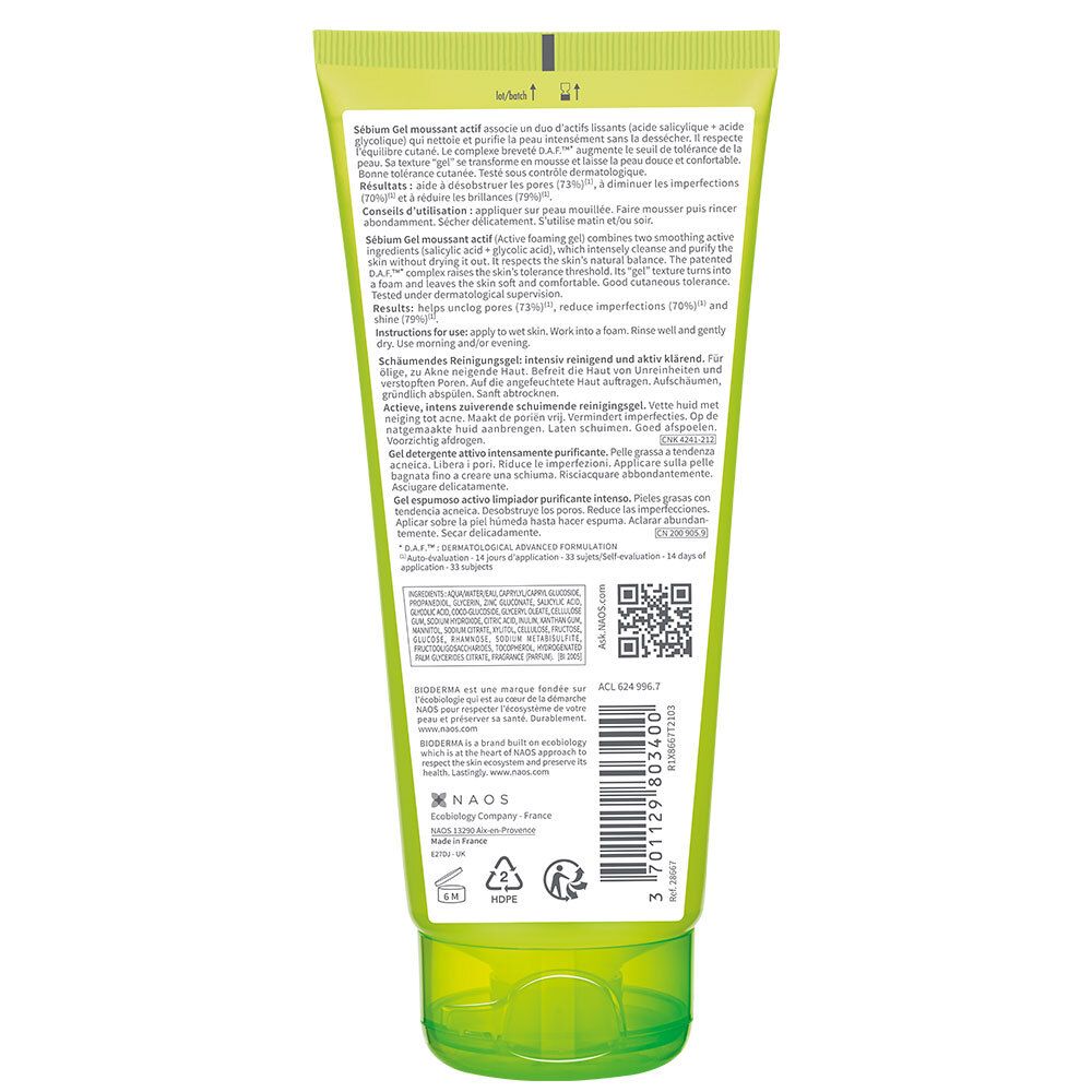 Achterkant van een groene tube. Meertalige tekst. QR-code en logo's. Informatie over gebruik en ingrediënten.