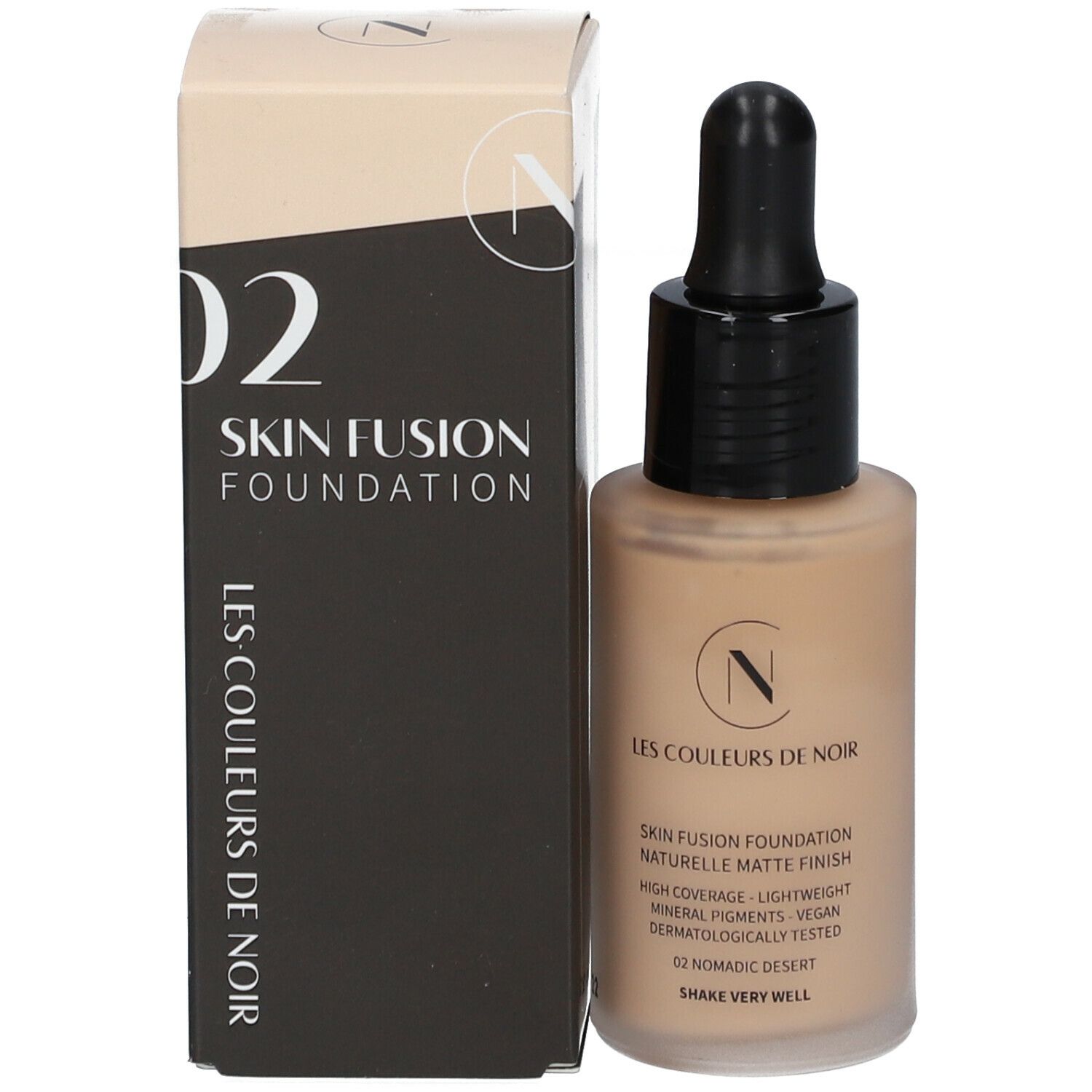 Foundation flesje en verpakking. Zwarte pipet. Opschrift: Skin Fusion Foundation, 02 Nomadic Desert.