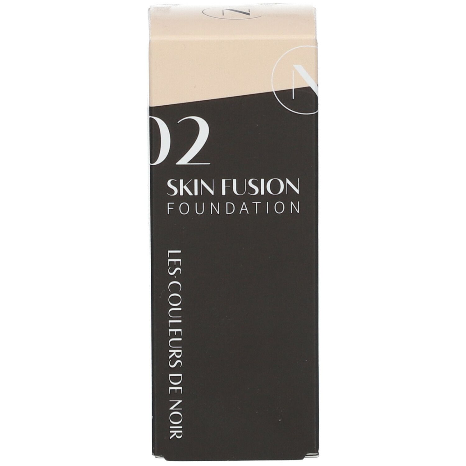 Verpakking met opschrift: 02 Skin Fusion Foundation. Zwarte achtergrond, beige tekst.