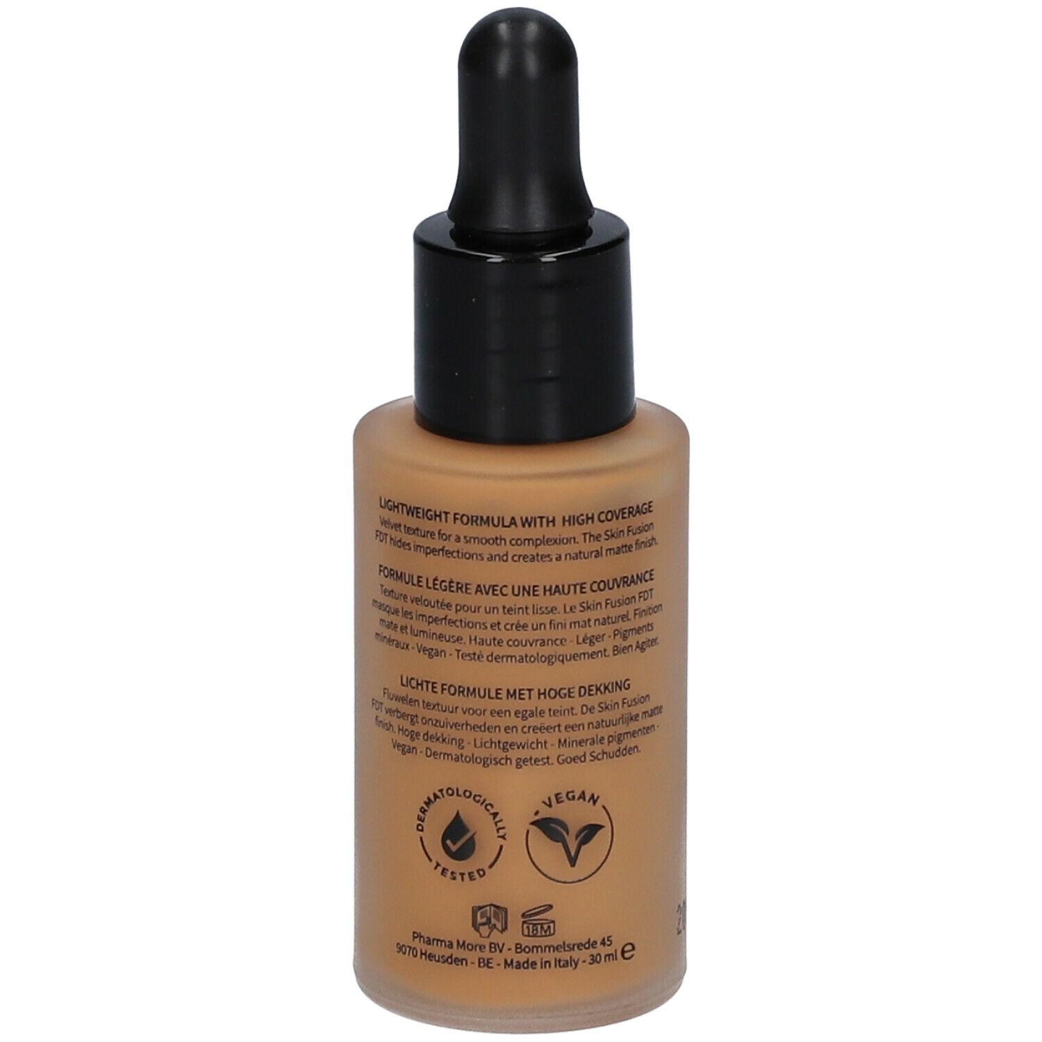 Foundationflesje met tekst. Bruine vloeistof, zwarte dop. Opschrift: Les Couleurs de Noir, vegan, dermatologisch getest.