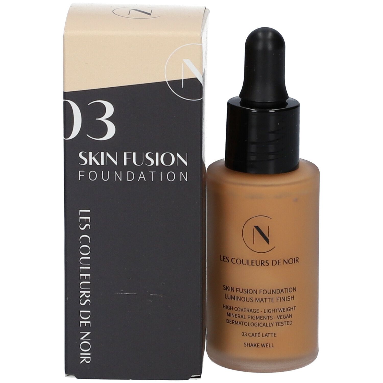 Foundationflesje naast verpakking. Bruine vloeistof, zwarte dop. Verpakking: Les Couleurs de Noir, 03 Skin Fusion.