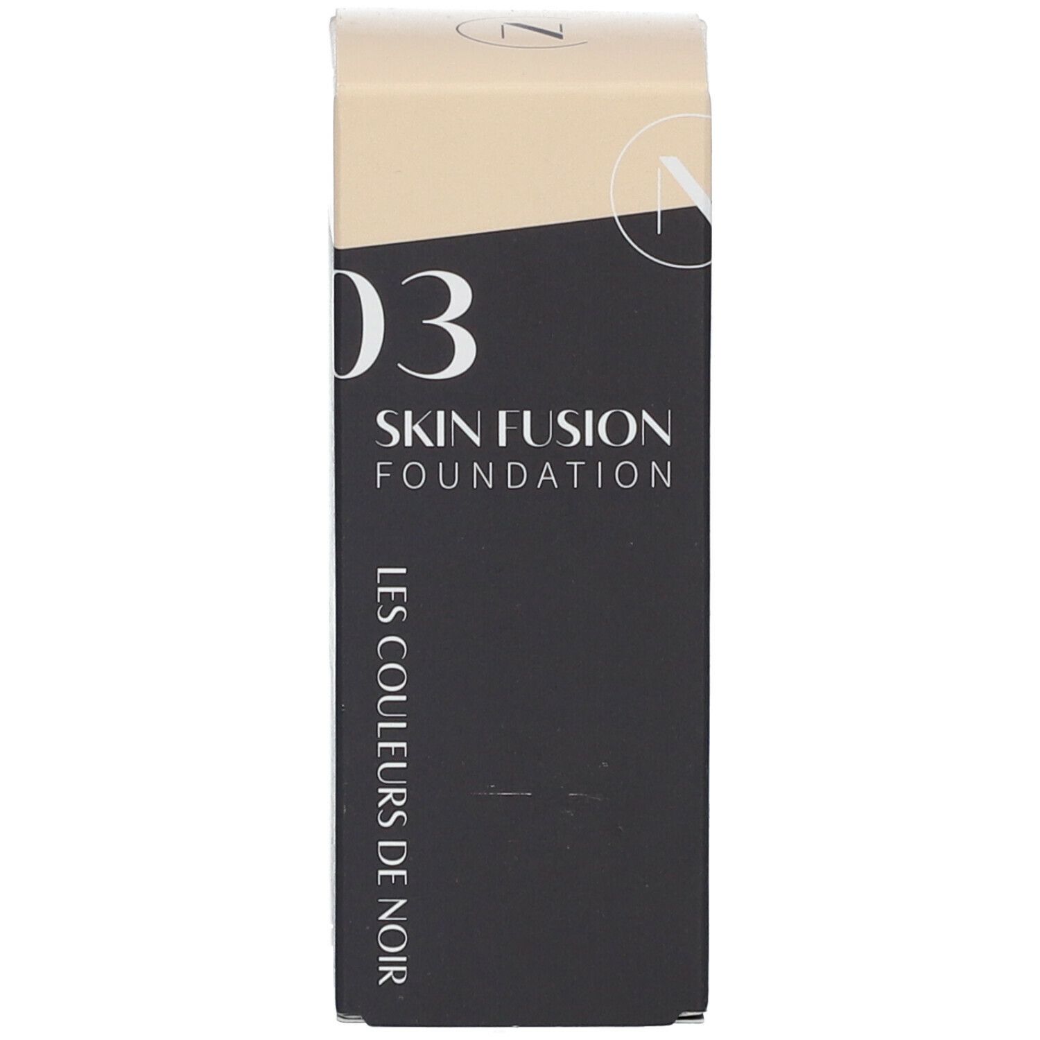 Verpakking voor foundation. Opschrift: Les Couleurs de Noir, 03 Skin Fusion Foundation.