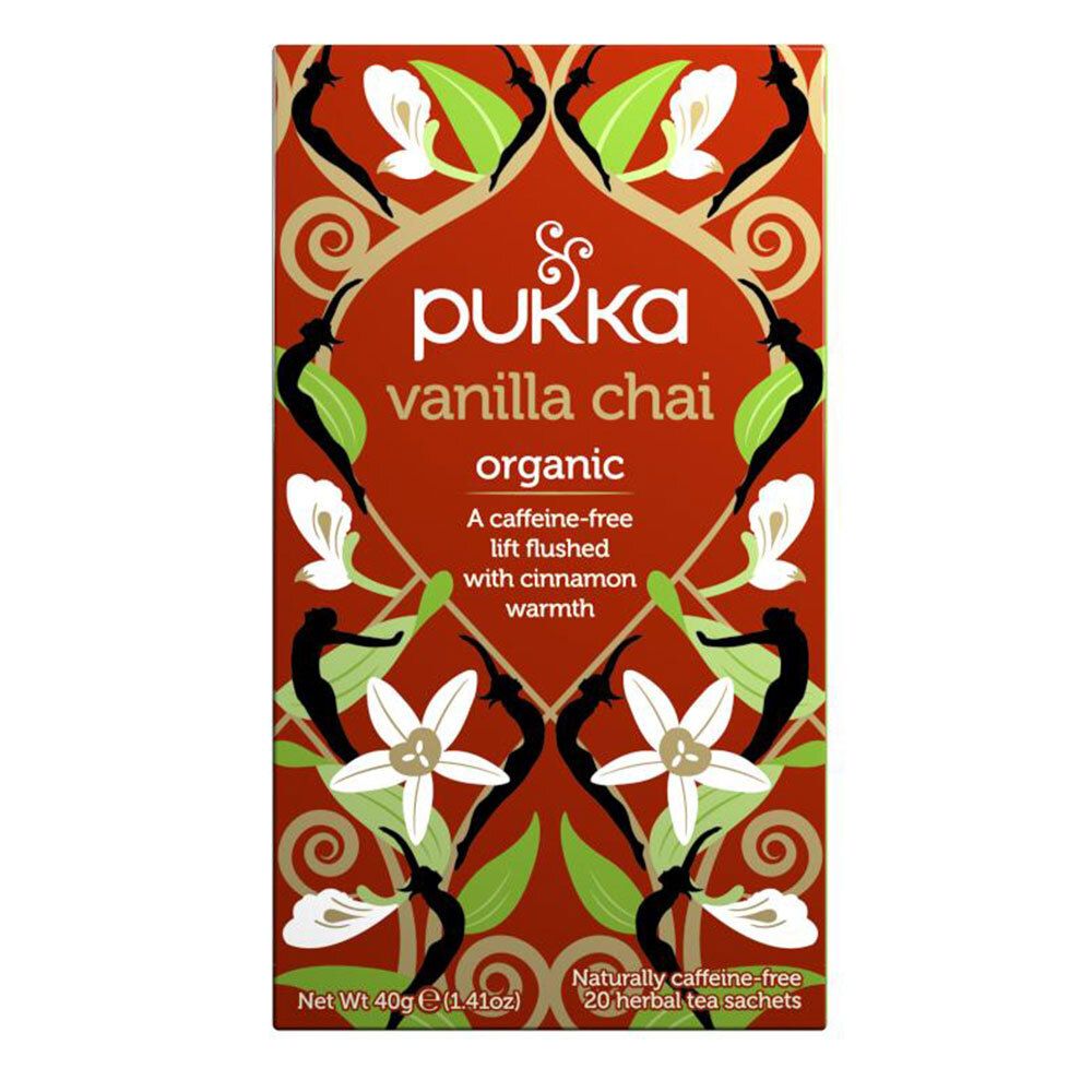 Verpakking van Pukka Vanilla Chai thee. Rode doos met bloemmotief en productinformatie. Bevat 20 theezakjes.