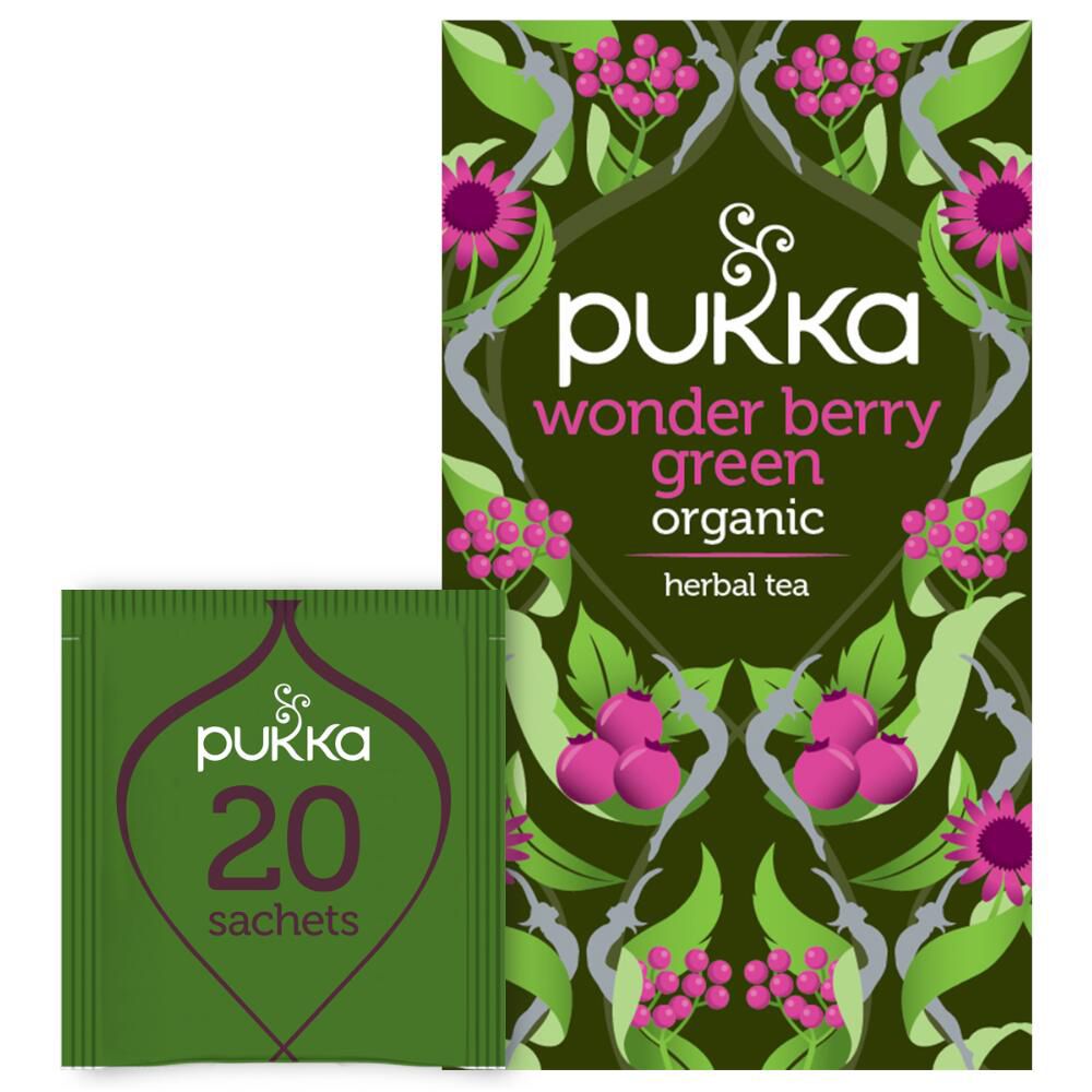 Thé vert baies. Emballage vert avec motifs de baies et fleurs. Sachet de thé individuel à côté. Logo Pukka.
