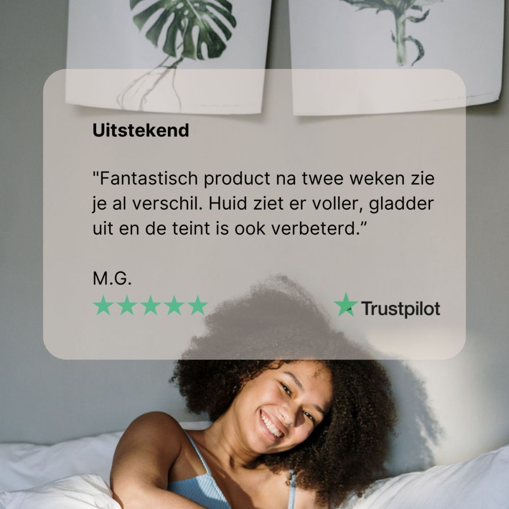 Vrouw lacht. Tekst: Fantastisch product, huid voller, gladder. Trustpilot beoordeling.