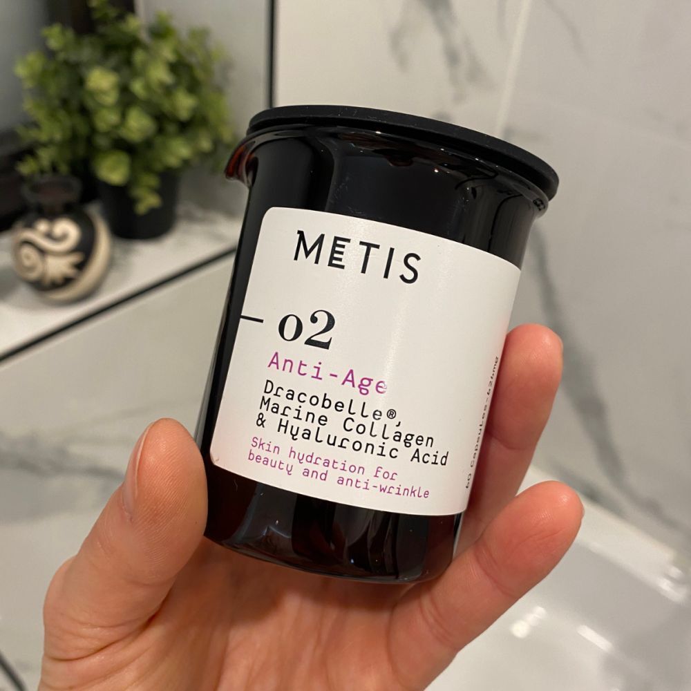 METIS 02 Anti-Age potje. Zwarte deksel, wit etiket met productinfo.