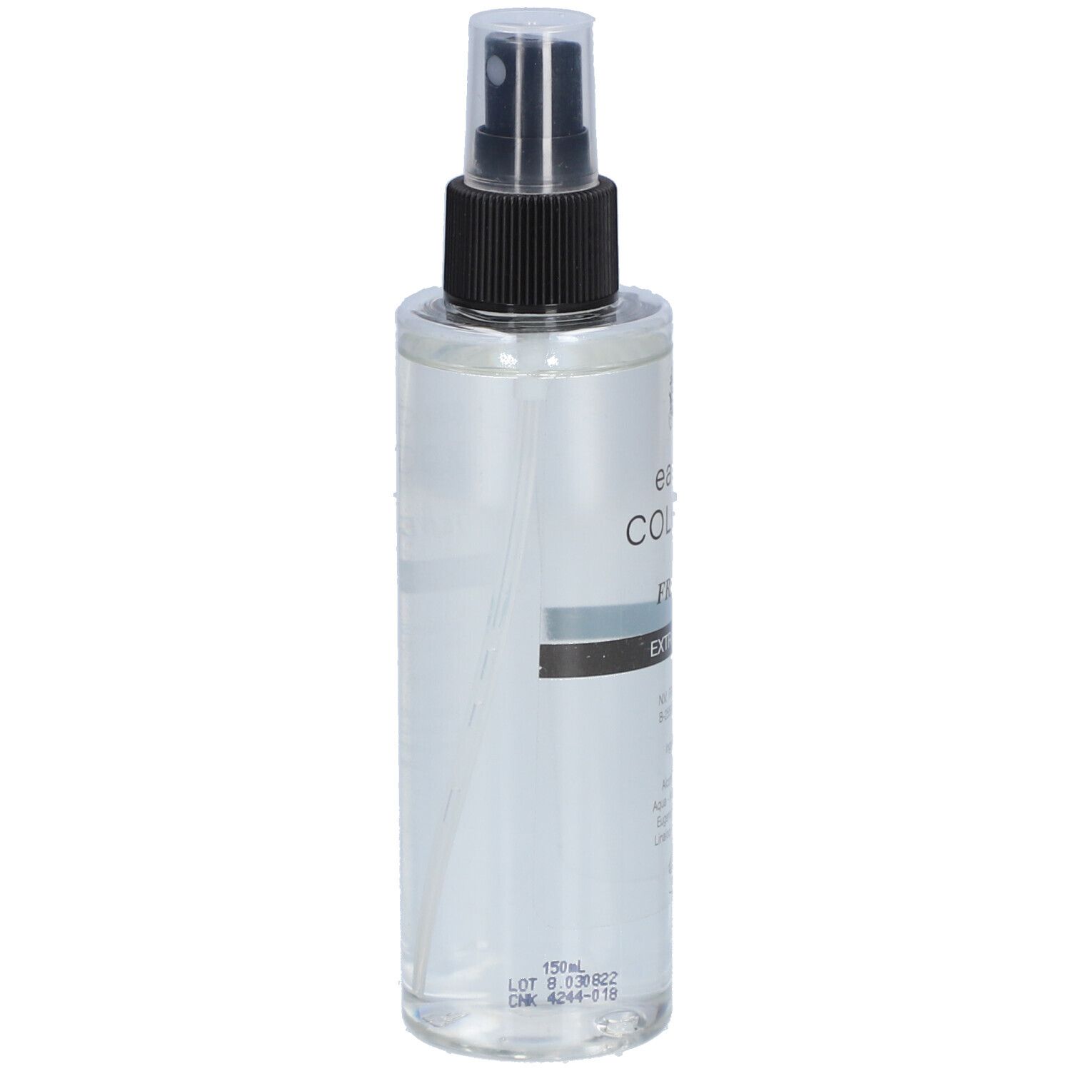 Heldere Eau de Cologne in een spuitfles. Zwarte spuitkop, wit etiket met tekst. Fles schuin.