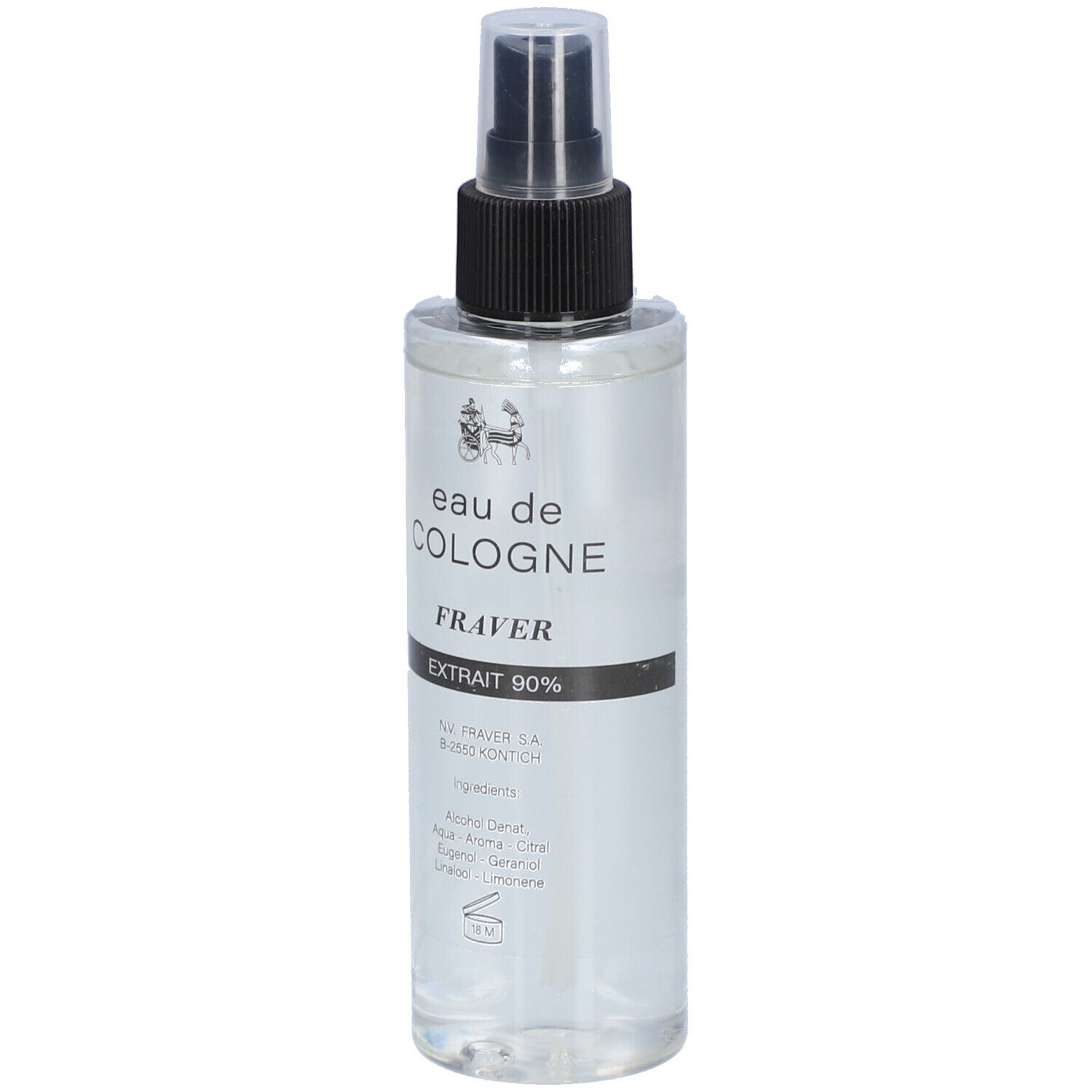 Heldere Eau de Cologne in een spuitfles. Zwarte spuitkop, wit etiket met tekst: Eau de Cologne, Fraver, Extrait 90%.