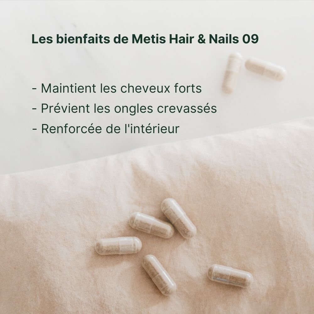 Gélules sur tissu. Texte : Avantages de Metis Hair & Nails 09. Maintient les cheveux forts, prévient les ongles fendus.