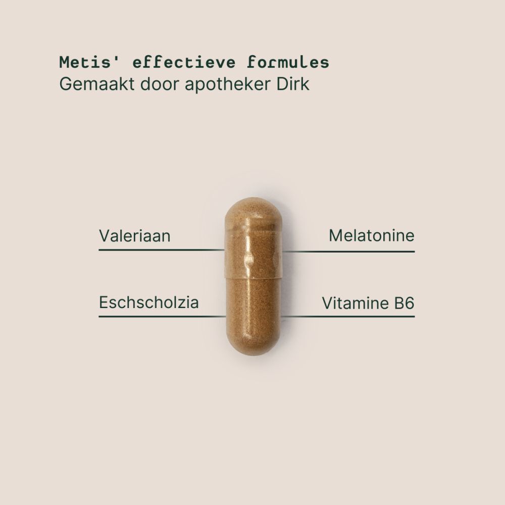 Enkele capsule met tekst: Valeriaan, Eschscholzia, Melatonine, Vitamine B6. Achtergrond: lichtbruin.