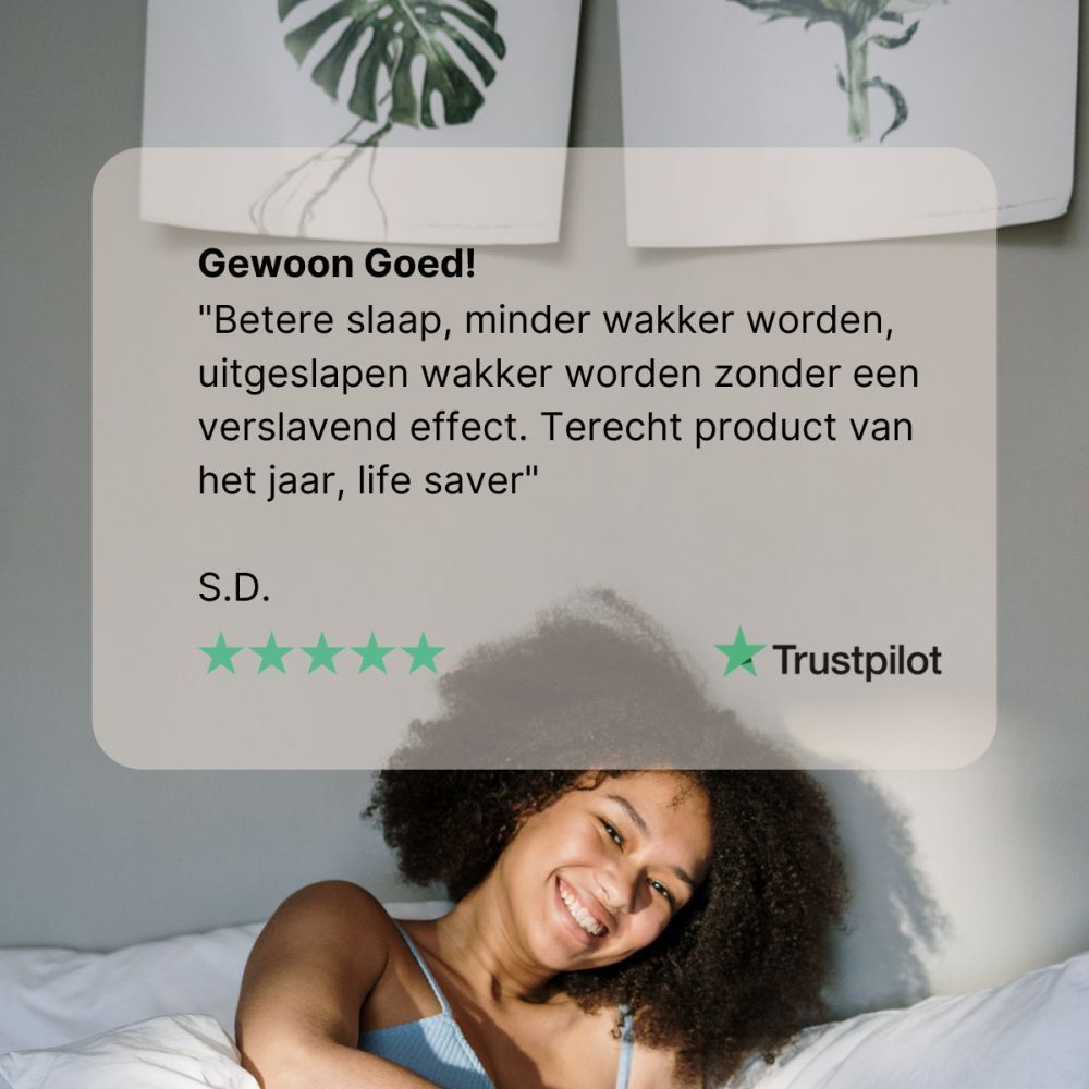 Vrouw ligt in bed. Tekst: Beter slapen, minder wakker worden. Trustpilot beoordeling.