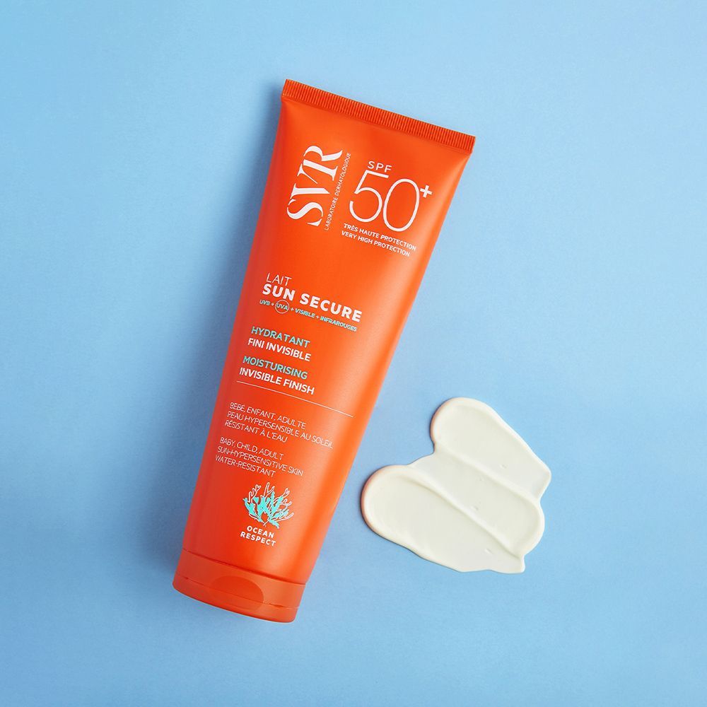 Oranje tube SVR SUN SECURE Melk SPF 50+. Tekst: Hydraterend, Fijn Onzichtbaar, Hydraterend. Voor kinderen, volwassenen, waterbestendig.