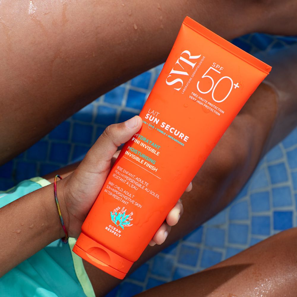 Oranje tube SVR SUN SECURE Melk SPF 50+ en klodder crème op blauwe achtergrond. Tekst: Hydraterend, Fijn Onzichtbaar, Hydraterend.