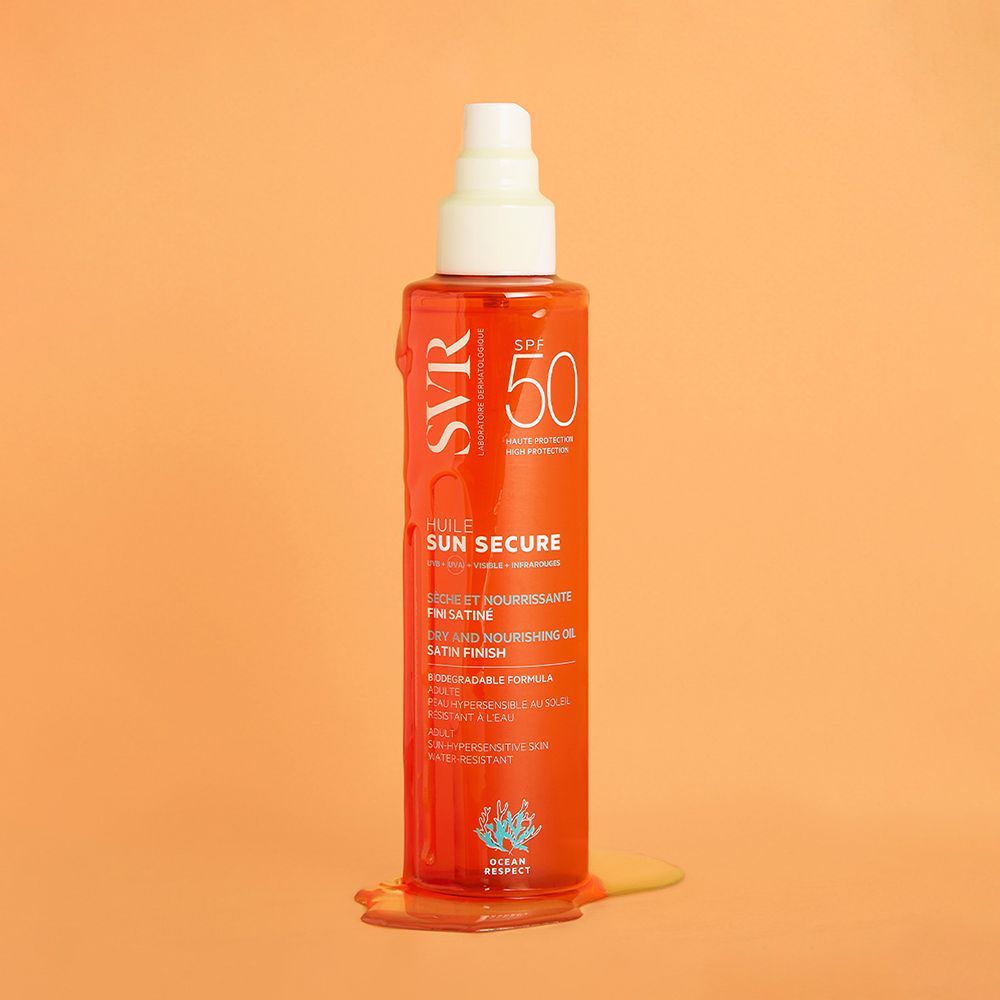 SVR Sun Secure Huile SPF50. Flacon orange avec vaporisateur blanc. Texte: SPF 50, Huile Sun Secure, Dry Satin Finish.