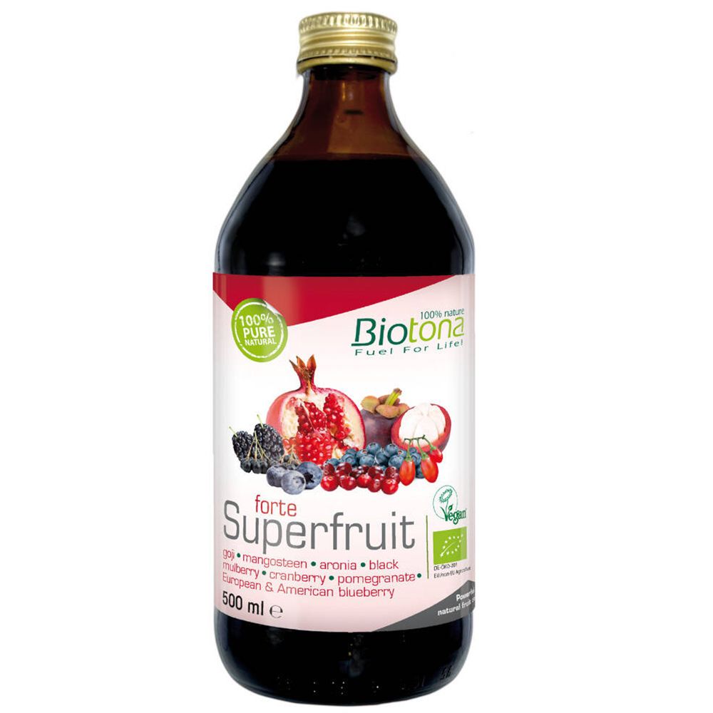 Glazen fles met donkerrode vloeistof. Label met fruit, 'Biotona forte Superfruit' en '500 ml'.