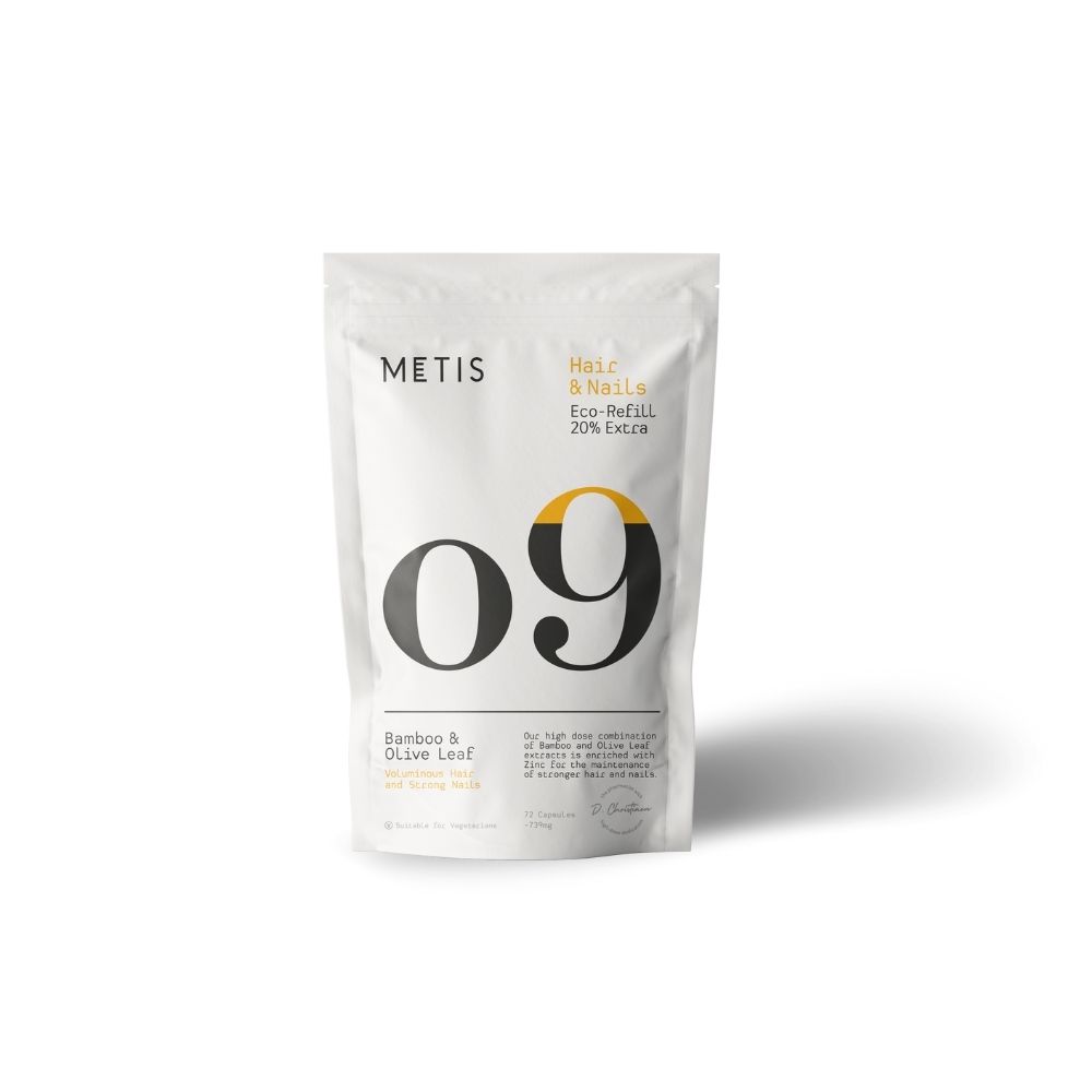 Witte zak met zwarte "09". "METIS" logo en productinformatie. "Hair & Nails Eco-Refill 20% Extra".